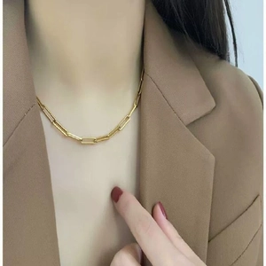 Minimalist 4mm gold-plated stainless steel paperclip link chain necklace on model