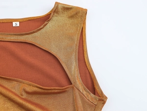 Détail du tissu pailleté bronze avec découpe au décolleté et étiquette de taille S