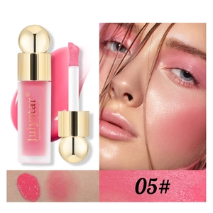 Détail du blush liquide 05 avec applicateur, swatch sur bras et maquillage naturel