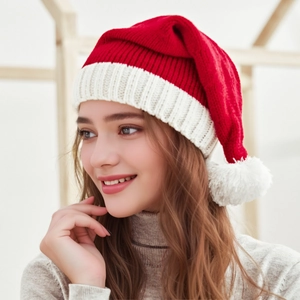 Bonnet de Noël tricoté rouge et blanc avec pompon et bord porté par un mannequin