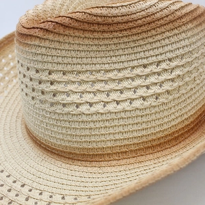 Dettaglio della trama in paglia intrecciata con fori di ventilazione su cappello cowboy