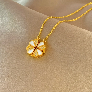 Détail du collier trèfle à quatre cœurs doré avec émail blanc et cristaux brillants