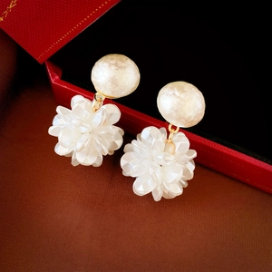 Boucles D'oreilles Puces Fleurs Blanches Avec Imitation Künstliche Perle Et Tige En Argent Pour Femme Style Doux