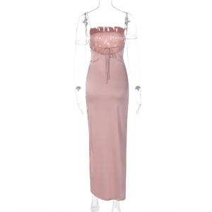 Dettaglio dell'abito lungo in raso rosa con spalline incrociate e design a schiena scoperta