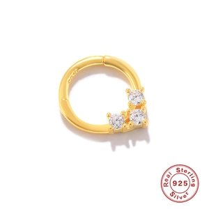 Detailweergave van vergulde 925 zilveren ring met drie sprankelende edelstenen