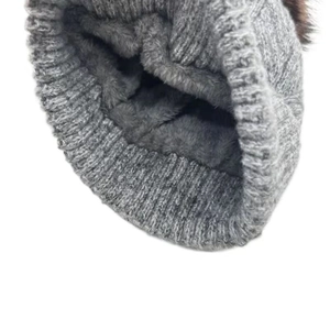 Detail des dicken grauen Plüschfutters und Zopfmusters für extra Wärme im Winter
