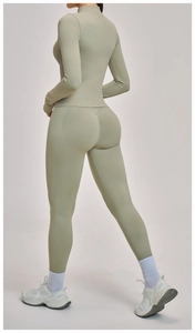Detailansicht der nahtlosen olivgrünen Yoga-Kombination mit Scrunch-Butt-Leggings-Effekt