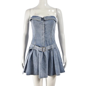 Detailansicht hellblaues Denim-Bandeaukleid mit Metallschnallen-Gürtel und Faltenrock