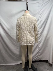 Vue arrière d'un blazer en dentelle crème sur mannequin avec des motifs floraux texturés