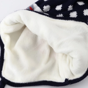 Gefütterte Kinder-Strickmütze mit einer Nahaufnahme des weichen weißen Innenfutters