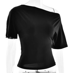 Dettaglio della t-shirt nera a monospalla con vita aderente e taglio irregolare