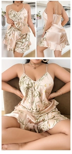 Pigiama in raso rosa champagne con stampa floreale verde e pantaloncini a volant