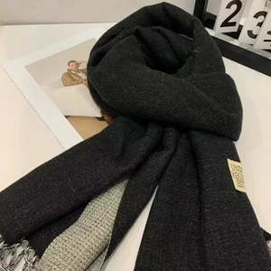 Chic color-block cashmere-feel scarf with fringe and label in grey and black