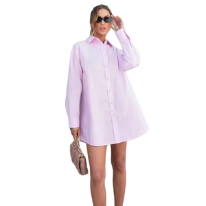 Robe chemise rose pâle ample à manches longues avec col à revers et boutons