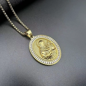 Goldene Edelstahl-Jesus-Halskette mit weißen Zirkonia-Steinen im religiösen Schmuckstil