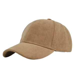 Minimalistische camel suède honkbalpet met warme fleicetextuur en gebogen klep