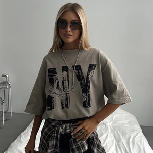 Détail de l'imprimé graphique Brooklyn NY sur un t-shirt en coton gris foncé vintage
