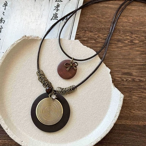 Collier bohème vintage à plusieurs rangs avec pendentifs en bois et breloques en laiton