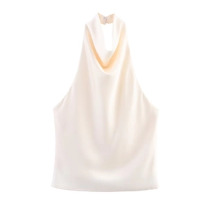 Détail du haut dos nu en satin beige montrant la texture soyeuse et le décolleté élégant