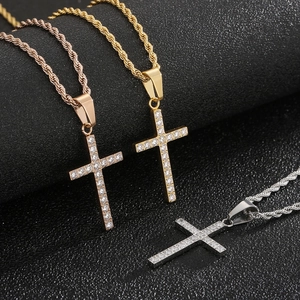 Trois colliers croix minimalistes en acier titane finis or, or rose et argent