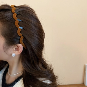 Detail of caramel flocked wavy headband with velvet texture on a side profile model