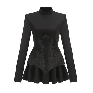 Schwarzes Langarmkleid mit Pailletten-Taille und plissiertem Volantsaum für Damen
