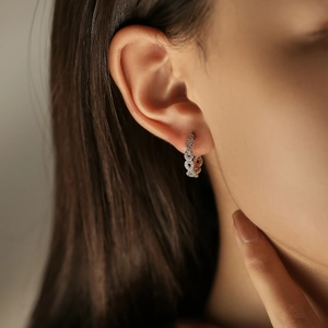 Boucles d'oreilles créoles Mobius en argent S925 avec zircons brillants sur mannequin