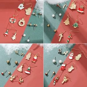 Set di orecchini natalizi con Babbo Natale, renne e fiocchi di neve su sfondo festivo