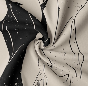 Détails d'une tapisserie murale noir et blanc avec motifs mystiques de soleil et de mains