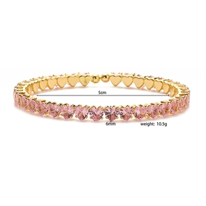 Luxurious gold-plated heart bracelet with pink zirconia stones and product dimensions