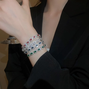 Vue détaillée de quatre bracelets de luxe avec zircons rouges, blancs, bleus et verts