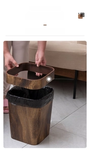 Détail d'une poubelle aspect bois montrant le design de l'anneau de fixation du sac
