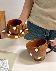Détail de tasses vintage en céramique marron à pois avec soucoupes assorties pour le café