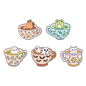 Set de 5 pin's émaillés représentant capybara, chat et canard dans des tasses à café