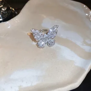 Elegante anello aperto a farfalla in argento con zirconi brillanti dal taglio a pera