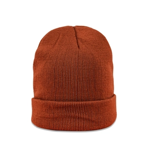 Dettaglio della trama a coste spesse di questo berretto in maglia color caramello