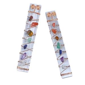 Cristalli curativi dei Chakra avvolti con filo di rame su bastoncini di selenite