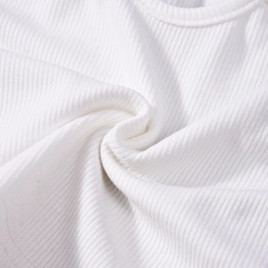 Gros plan sur la texture du tissu en maille côtelée blanche et motifs élastiques