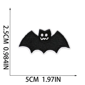 Dettaglio toppa ricamata a pipistrello da 5x2,5 cm per decorazione e cucito