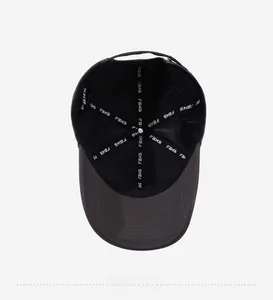 Détail intérieur d'une casquette de baseball en coton gris foncé avec sangle réglable