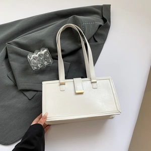 Schicke weiße quadratische Lederschultertasche mit Goldschnalle und doppelten Riemen