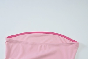 Détail du haut rose sans bretelles montrant la bande de silicone antidérapante interne