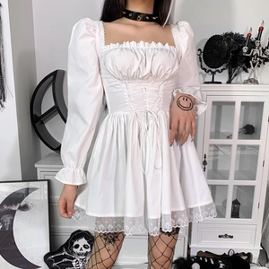 Detalle de vestido de encaje con mangas abullonadas, escote cuadrado y cordones