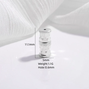 Dettaglio della chiusura a vite in argento S925 per gioielli con misure 11,1x5mm
