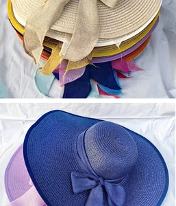 Dettaglio di cappelli di paglia a tesa larga con grandi fiocchi decorativi colorati
