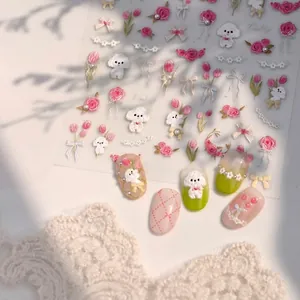 Stickers à ongles 3D avec caniches blancs, tulipes roses et nœuds sur fond de dentelle blanche