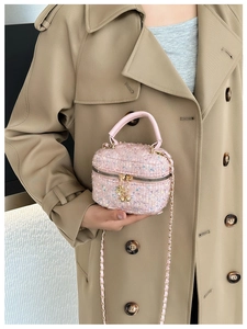 Detail of pink tweed crossbody bag with gold chain strap and metallic sequins for girls