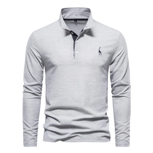 Détail d'un polo gris clair à manches longues avec broderie de cerf et col contrasté