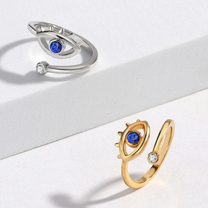Confronto dettagliato di anelli malocchio in oro e argento su basi geometriche