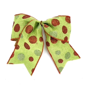 Détail d'un nœud de Noël en toile de jute verte avec des pois scintillants rouges et verts